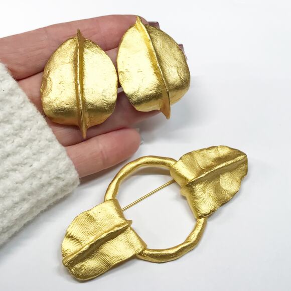 CAROL DAUPLAISE Brooch Earring Oversized Hammered Gold Tone Abstract Modernist - Picture 9 of 11